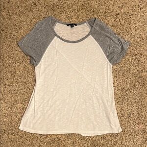 🔥4/$10 American Eagle Outfitters Gray and Cream Raglan Tee